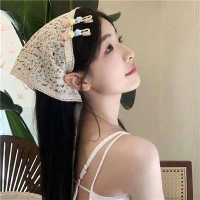 照片里的伴娘